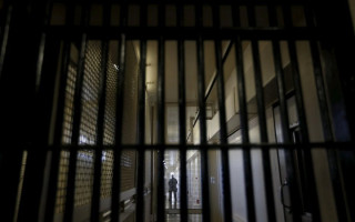 КСУ признал незаконным продление содержания под стражей из-за «невозможности заседания»: анализ решения