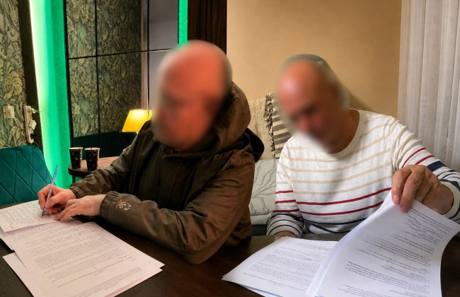 У Києві передали до суду справу двох чоловіків, які обіцяли створити «лазерну зброю» за 3 млн грн