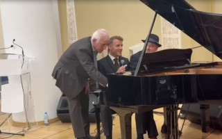 Еммануель Макрон заспівав пісню La Boheme під час вечері у Єревані, відео