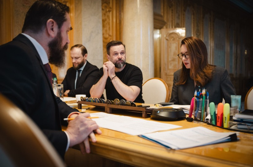 Правительство повысит зарплаты педагогам и направит 6 млрд грн на школьные укрытия
