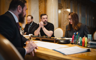 Уряд підвищить зарплати педагогам і направить 6 млрд грн на шкільні укриття