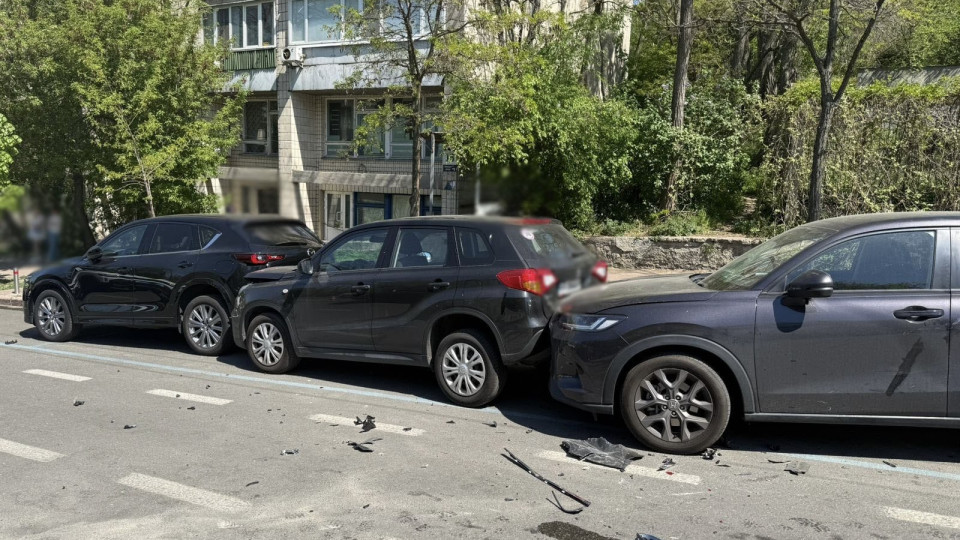 В Киеве водитель на Maserati устроил «GTA», а затем закрылся в авто от полицейских, фото