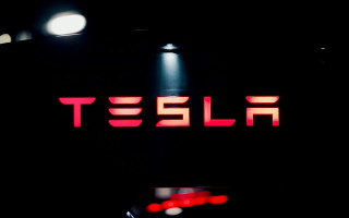 Tesla отзывает более 218 тысяч автомобилей из-за проблемы с камерой заднего вида