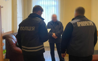Во Львове раскрыли схему вымогательства на вокзале — ежемесячно сотрудник УЗ собирал около 460 тысяч гривен с работников