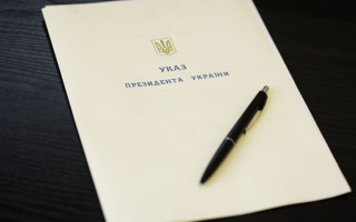 Україна офіційно дозволяє РФ провести парад на 9 травня, — указ Зеленського