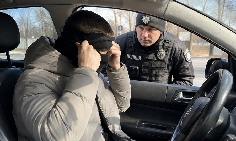 В Одессе водитель без удостоверения после остановки полицией закрылся в авто и натянул балаклаву: чем все закончилось