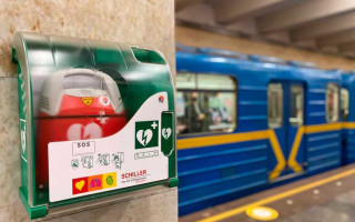 В Киеве мужчина умер возле станции метро: свидетели говорят, что работники станции отказались предоставить дефибриллятор