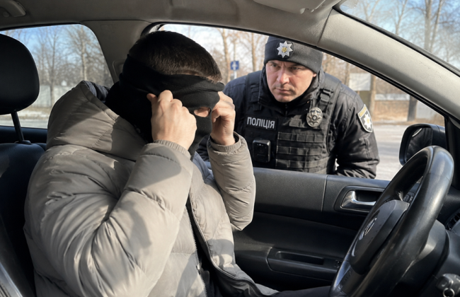 В Одессе водитель без удостоверения после остановки полицией закрылся в авто и натянул балаклаву: чем все закончилось