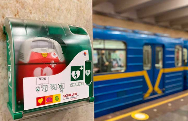 В Киеве мужчина умер возле станции метро: свидетели говорят, что работники станции отказались предоставить дефибриллятор