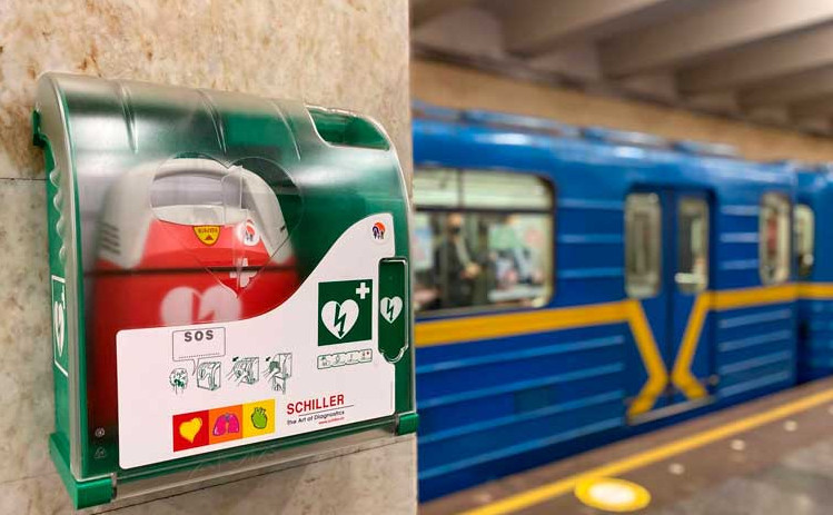 У Києві чоловік помер біля станції метро: свідки кажуть, що працівники станції відмовилися надати дефібрилятор
