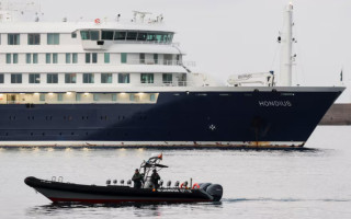 Лайнер MV Hondius, на котором произошла вспышка хантавируса, прибыл на Тенерифе: началась эвакуация пассажиров