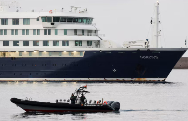 Лайнер MV Hondius, на якому стався спалах хантавірусу, прибув на Тенерифе: почалася евакуація пасажирів