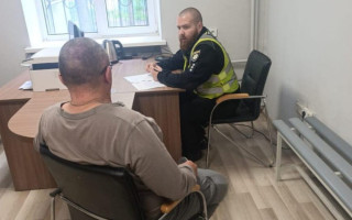 Побив і погрожував зброєю: у Києві на охоронця напали через собаку