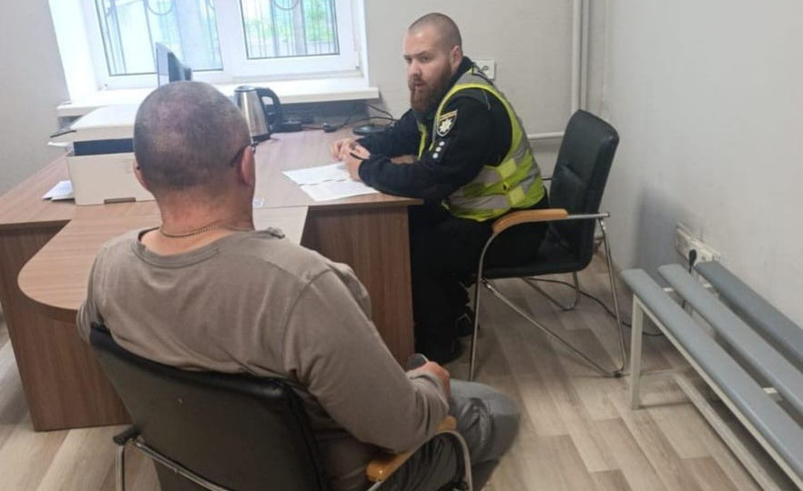 Избил и угрожал оружием: в Киеве на охранника напали из-за собаки