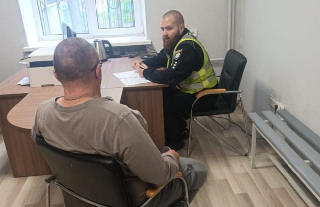 Избил и угрожал оружием: в Киеве на охранника напали из-за собаки