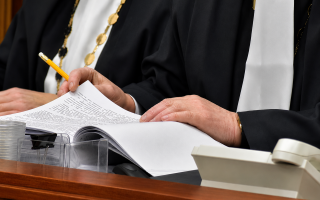 Як виправляють помилки у прізвищі, даті чи цифрах у судовому рішенні