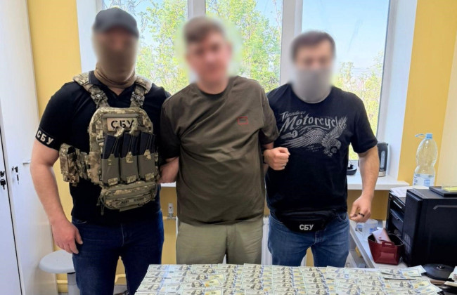 У Києві затримали завідувача відділення та психіатра за вимагання $25 тисяч у пацієнта зі психічним захворюванням