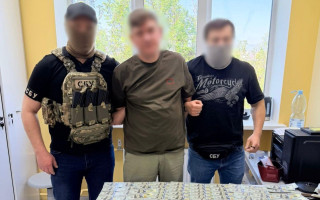 В Киеве задержали заведующего отделением и психиатра за вымогательство $25 тысяч у пациента с психическим заболеванием