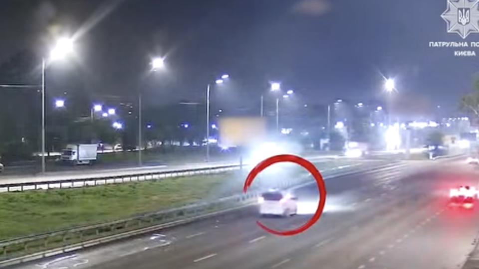 В Киеве водитель Mercedes в нетрезвом состоянии влетел в отбойник – полиция показала видео