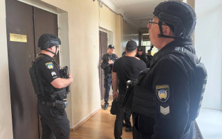 В здании Светловодского городского совета заместитель мэра открыл стрельбу