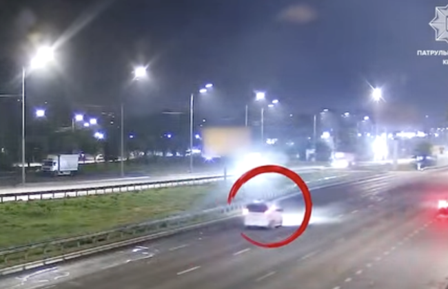 В Киеве водитель Mercedes в нетрезвом состоянии влетел в отбойник – полиция показала видео
