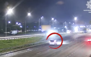 У Києві водій Mercedes на підпитку влетів у відбійник – поліція показала відео