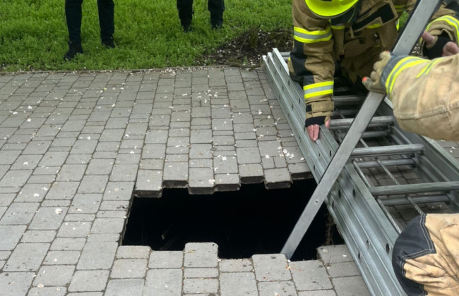 В Одессе 10-летняя девочка провалилась под тротуарную плитку и упала в 4-метровую яму