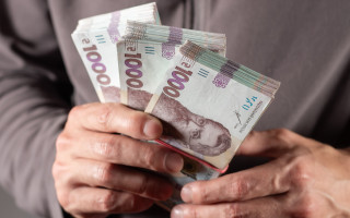 Зарплаты депутатов и членов правительства хотят привязать к прожиточному минимуму