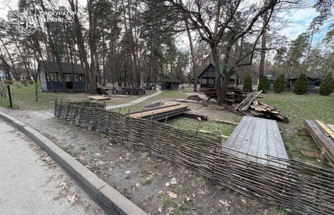 У парку «Партизанська слава» за рішенням суду знесли незаконні кафе й альтанки
