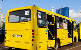 В Киеве требуют обязать маршрутки принимать карты и показывать движение в режиме онлайн