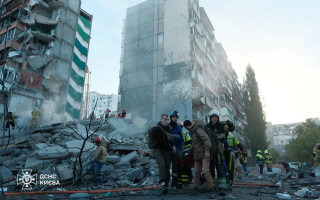 Россия ночью атаковала Киев — разрушена многоэтажка, повреждены автомобили и АЗС, есть погибшие и пострадавшие