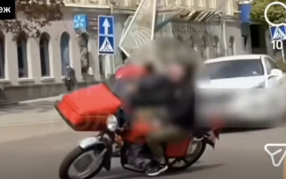 В Житомире патрульные наказали любителей опасных маневров на мотоциклах, видео