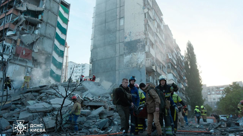 РФ за ночь выпустила по Украине более 670 дронов и 56 ракет, в Киеве разрушен подъезд многоэтажки — Зеленский