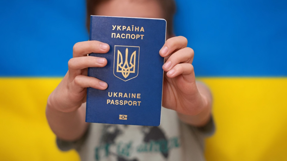 Могут ли бабушка или дедушка оформить заграничный паспорт внуку по доверенности