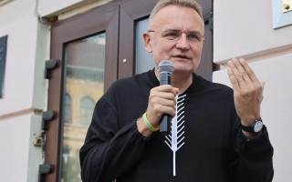 У Львові чоловік облив мера міста Андрія Садового невідомою рідиною на площі Ринок