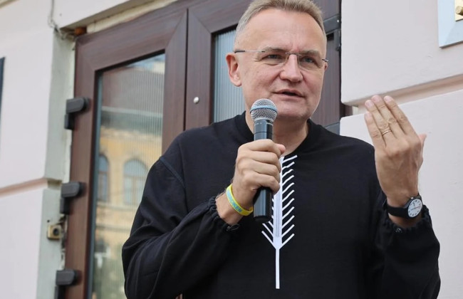 Во Львове мужчина облил мэра города Андрея Садового неизвестной жидкостью на площади Рынок