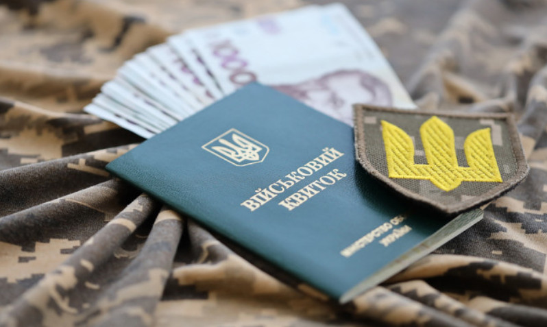 Подъемная помощь военным: кто имеет право на выплату и как оформить