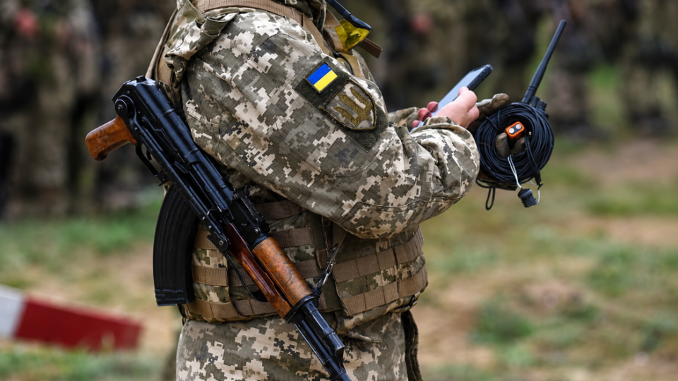 Почему военнослужащим на передовой запрещают пользоваться телефонами — объяснение Минобороны