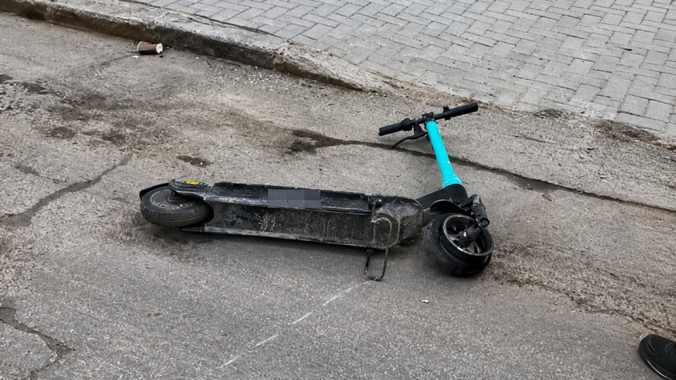 Несовершеннолетняя на электросамокате стала виновницей ДТП с Mercedes — суд наказал мать за нарушение ПДД дочерью