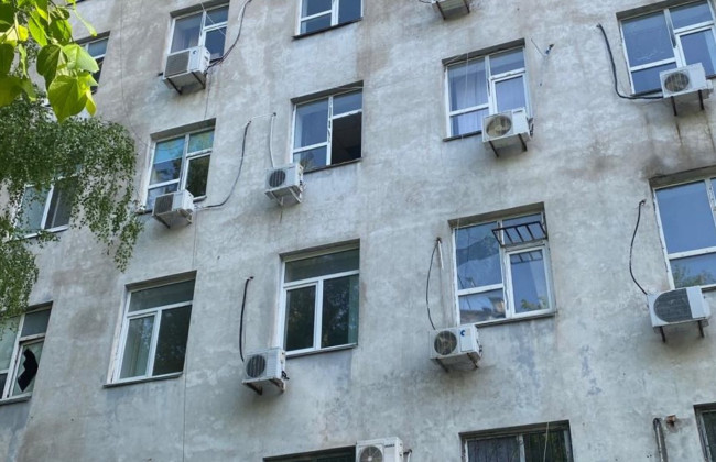 В Днепре из-за атаки РФ повреждено здание налоговой службы, фото