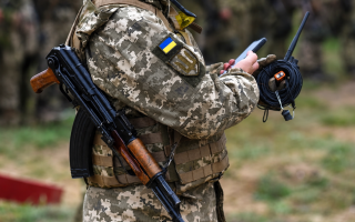 Почему военнослужащим на передовой запрещают пользоваться телефонами — объяснение Минобороны