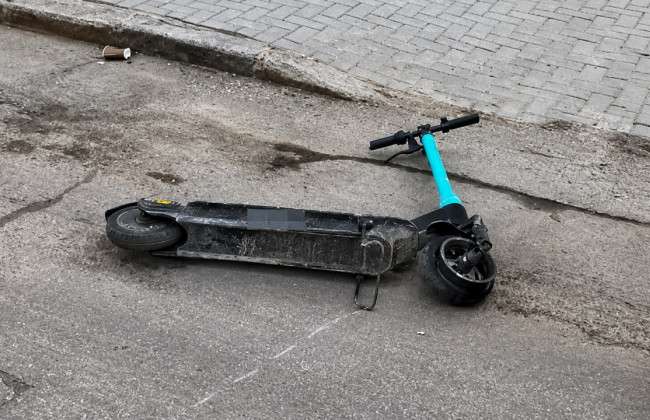 Неповнолітня на електросамокаті спричинила ДТП з Mercedes – суд покарав матір за порушення ПДР доньки