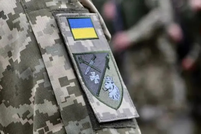 Во Львове прохожие вытащили мужчину из служебного автомобиля ТЦК – видео