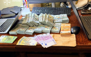 Более 22 млн грн наличными и элитные авто: Руслан Кравченко сообщил о задержании пятерых участников схемы в Нацполиции
