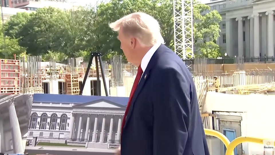 Дональд Трамп строит бальный зал в формате бункера и с базой для дронов на крыше – видео