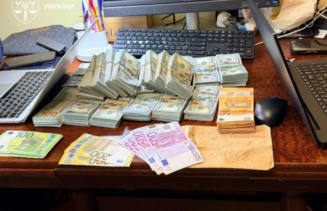 Руслан Кравченко сообщил о задержании пяти участников схемы в Нацполиции: изъято более 22 млн грн наличных и элитные авто