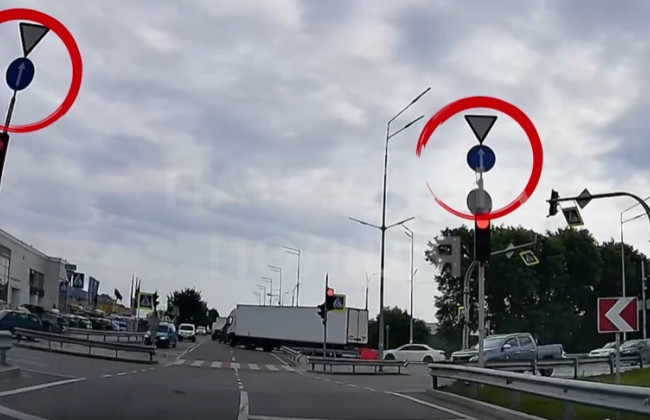 В Киеве наказали водителя грузовика, который создал аварийную ситуацию на дороге — видео