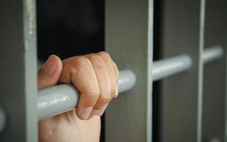 У Миколаєві неповнолітній під час комендантської  години обікрав сплячого на зупинці – як суд покарав злодія