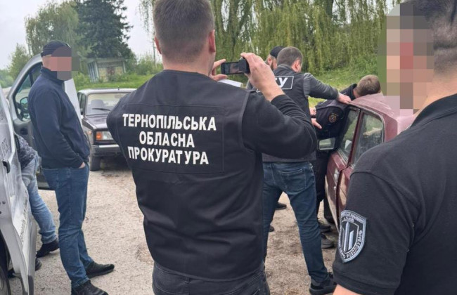 На Тернопольщине оперативник полиции шантажировал местного жителя уголовным делом