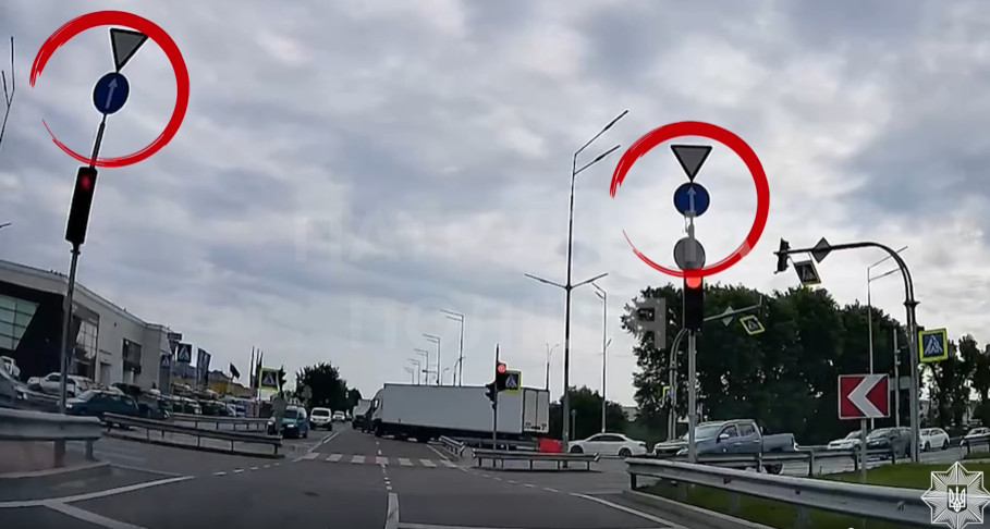 В Киеве наказали водителя грузовика, который создал аварийную ситуацию на дороге — видео